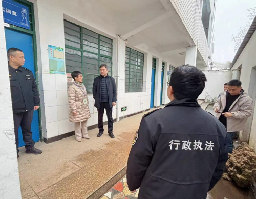 春节走访送关怀 新春慰问暖人心 (图2)
