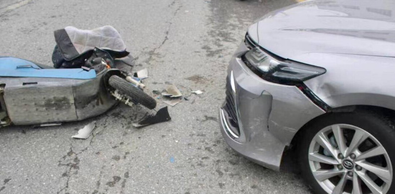江苏扬州:轿车撞上电动车,安全头盔以破裂的代价保住了主人性命