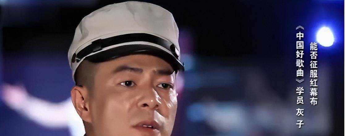 摇滚歌手家中吐血猝死,生前常喝酒熬夜,50岁仍无妻