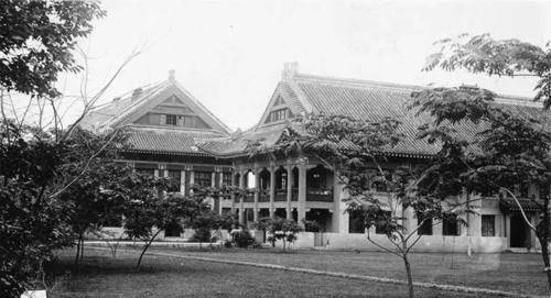 南京金陵大学利用一年的时间攻读中文,随后前往安徽庐州进入三育女子