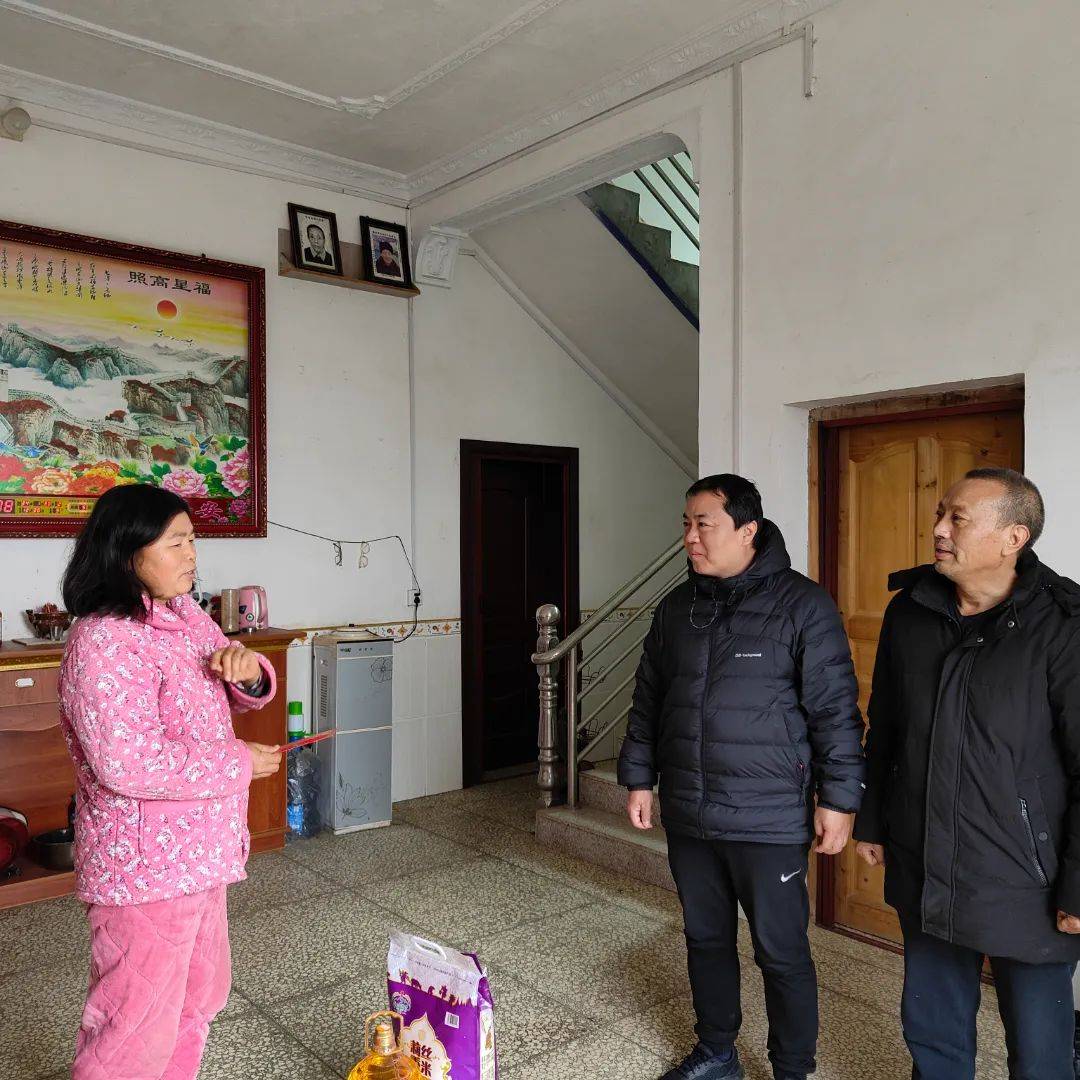 驻村支部书记刘强及我院驻村干部柳国萍的陪同下,来到莲花县良坊镇岐