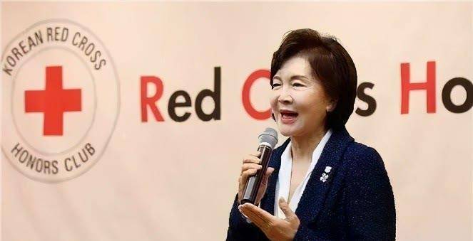 洪罗喜:22岁嫁李健熙门当户对,生3女1子,稳坐会长夫人位置53年_人生