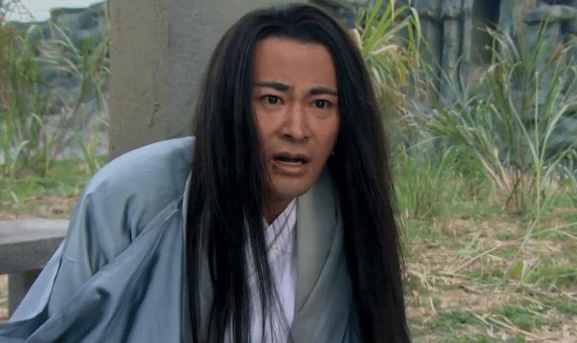 (发疯的慕容复剧照)可想而知,王语嫣与他在一起的每一天都会被这些