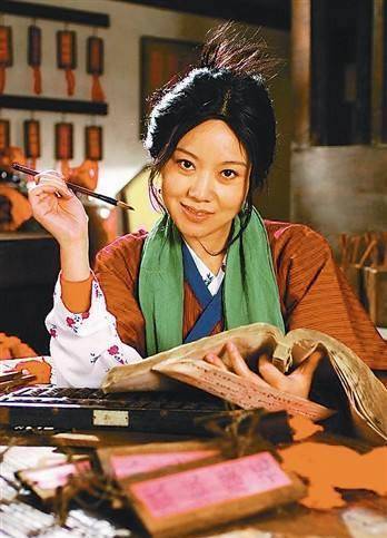 48岁闫妮水下"大片"明明一丝不露,网友我的内心都小鹿乱撞了_身材