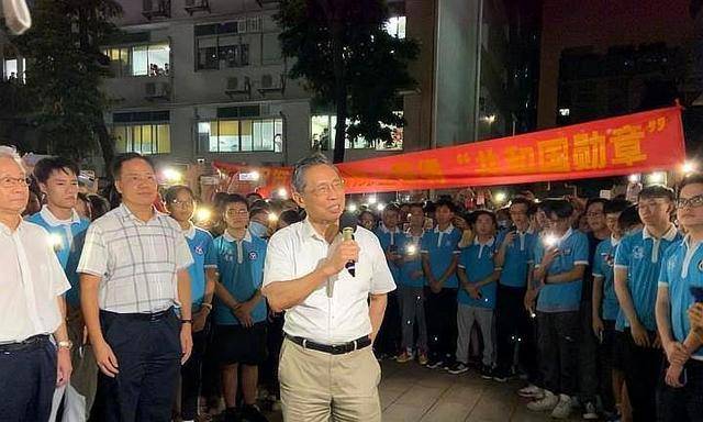 83岁钟南山授勋仪式,红毯故意走快证明没老,儿女皆是人中龙凤_医学_钟