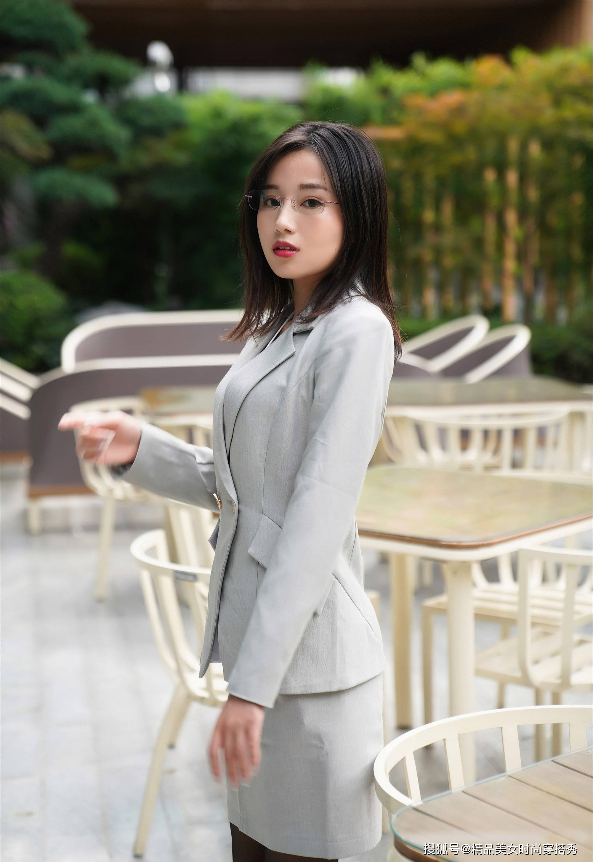 美女穿包臀短裙套装,内搭白色衬衫,再加上黑色丝袜和高跟鞋,简直太吸