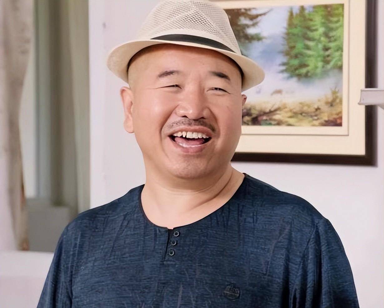 "刘能"王小利:二婚娶20岁李琳,52岁当爷爷,一家五口很幸福_赵本山