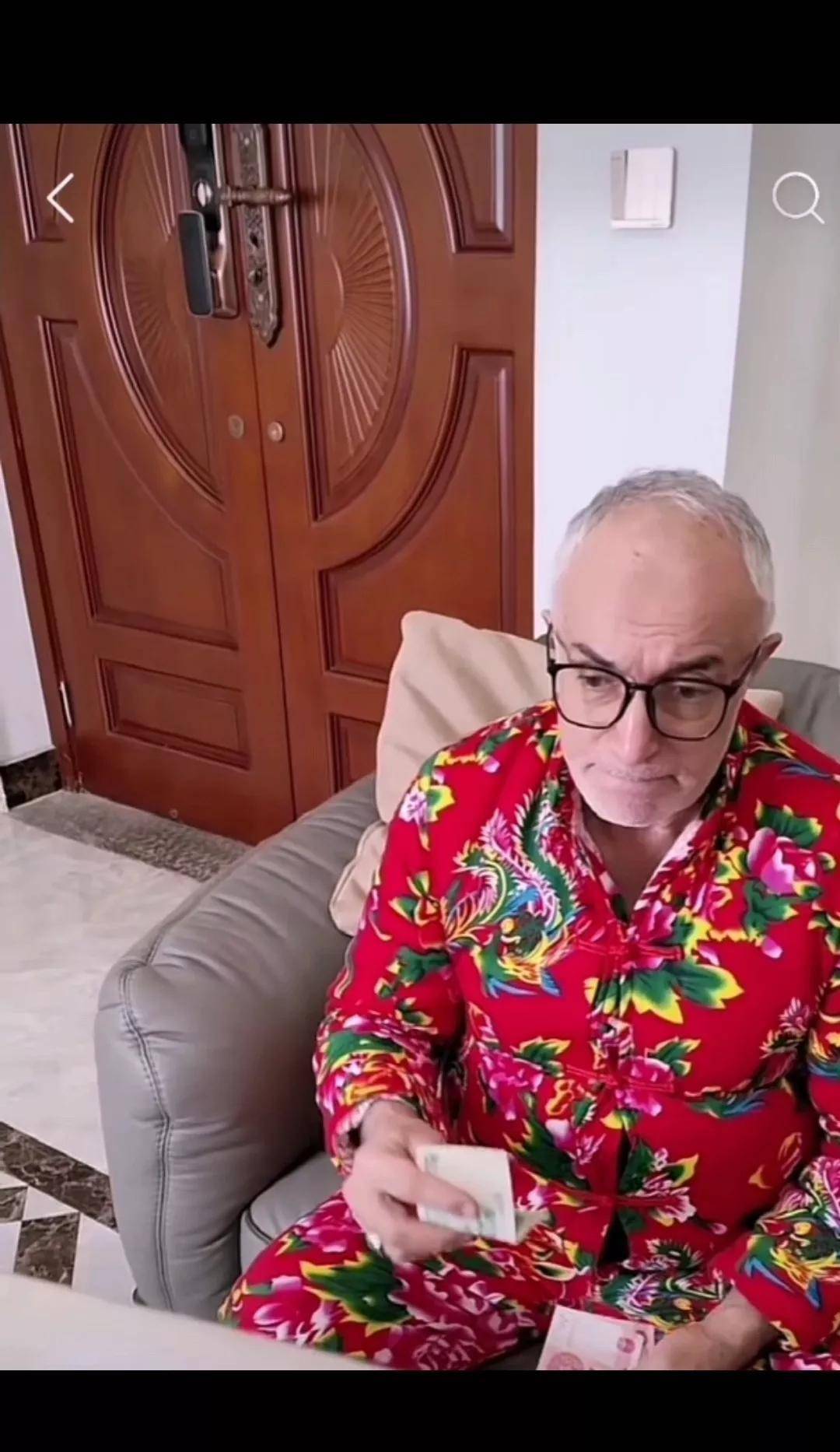 埃尼斯想到最好的拜年方式,米娜爷爷的压岁钱投的心甘