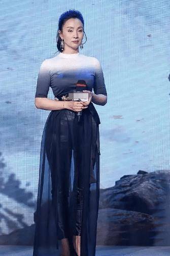 被陶虹的"蜜桃臀"惊艳,穿红色连衣裙藏不住凹凸感,48岁真有料_设计