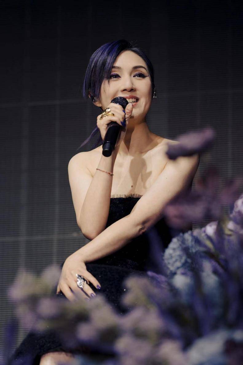 杨千嬅唱歌图片