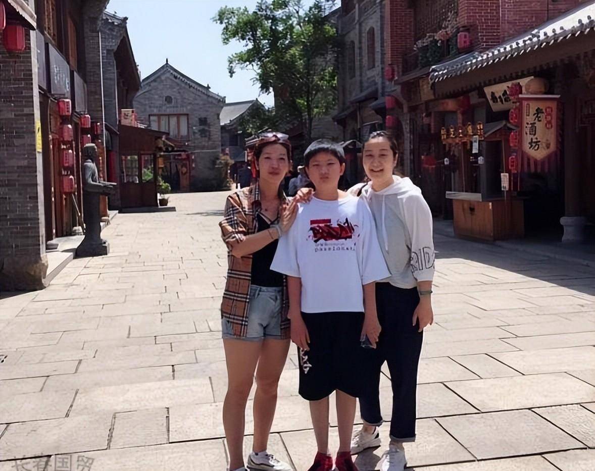 孙楠和儿子罕见合体现身,15岁孙苝身高快超爸,父子共用一张脸_运动