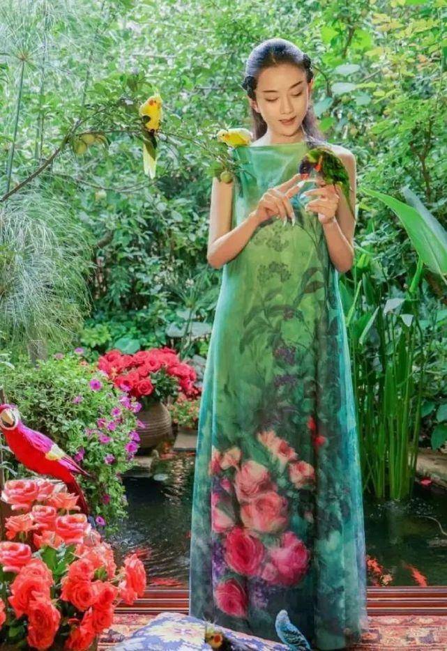 从出道至今,杨丽萍不仅培育了一批学生,还将自己的舞蹈技术传给了两个