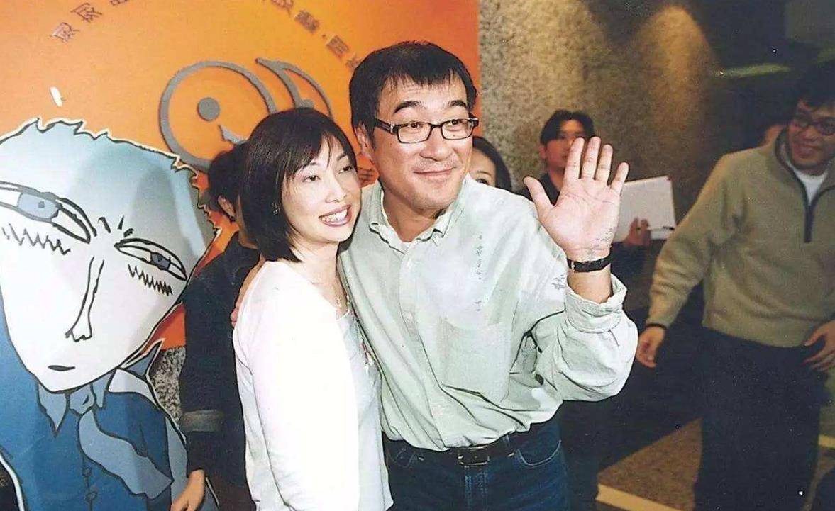 64岁李宗盛近况曝光,骑电驴出行无人识,头戴钢盔被嘲