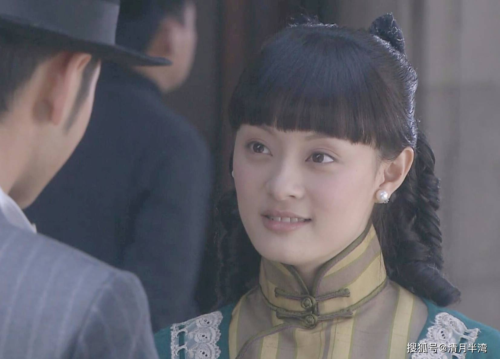 2007年的《新上海滩》中,孙俪饰演上海滩法租界大亨冯敬尧之女冯程程