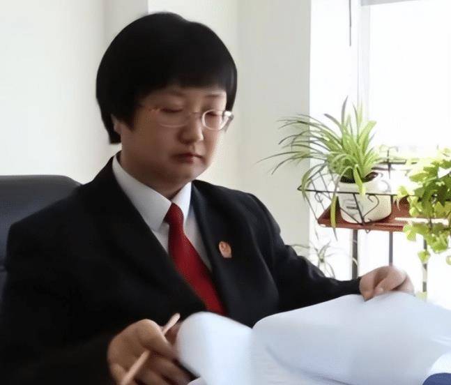 回溯到两年前的一个倒霉日子,梁钰娟的包不翼而飞,里面除了钱包,手机