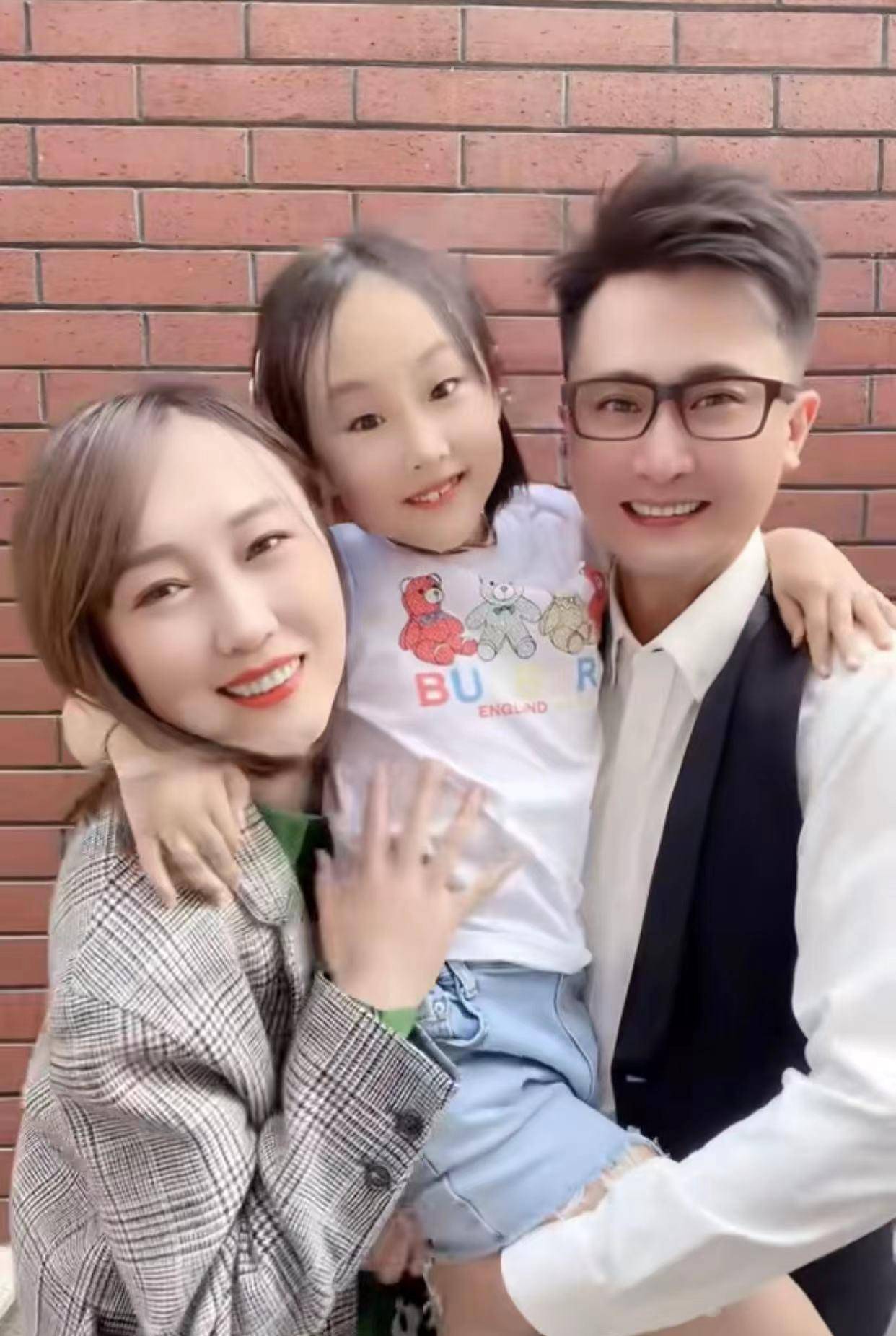 央视主持杨帆为娃庆生!