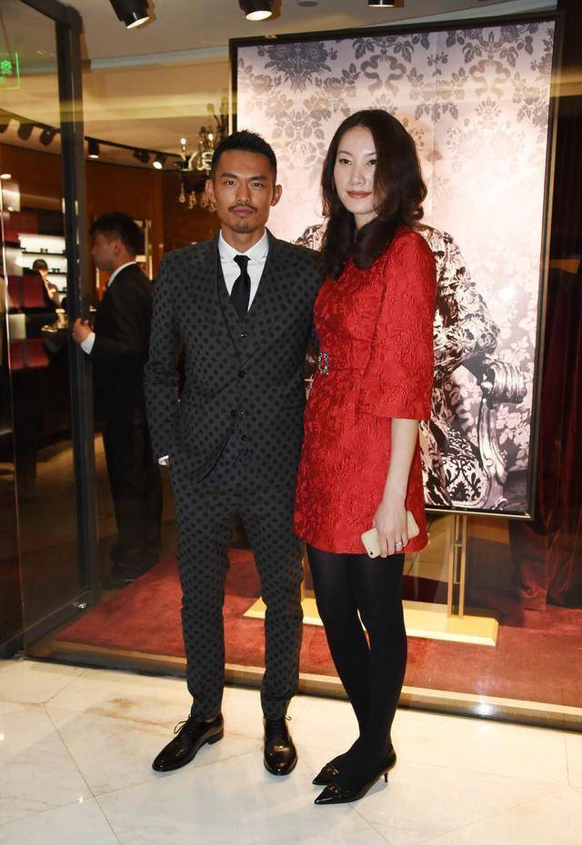 林丹夫妇高调亮相,谢杏芳穿红色连衣裙气场强大,一点不输超模_效果