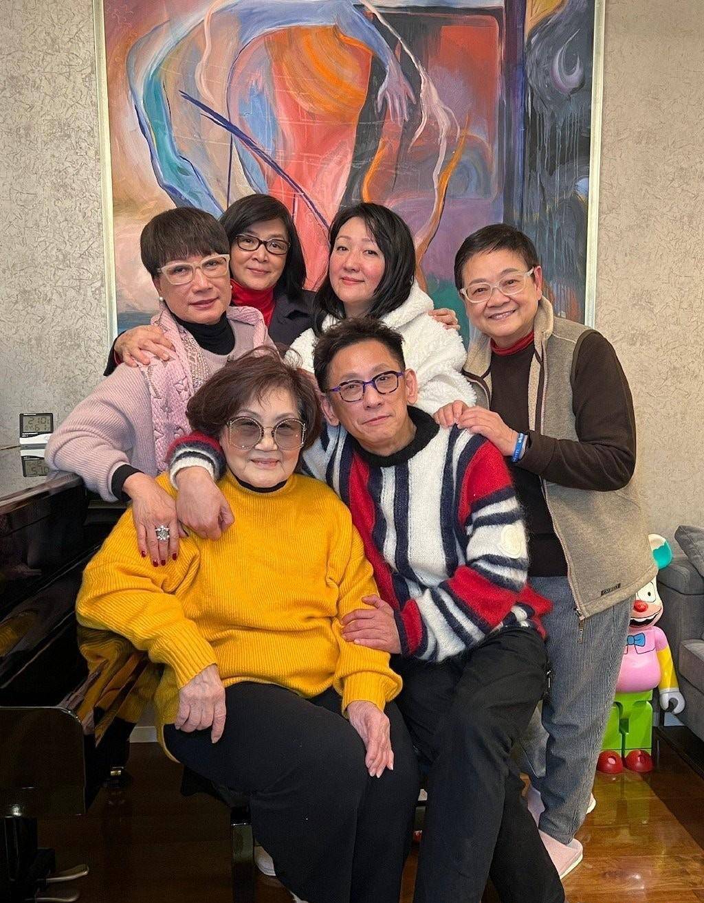 1984年陈玉莲与美籍华裔商人陈超武在美国结婚,婚后两人没有生小朋友