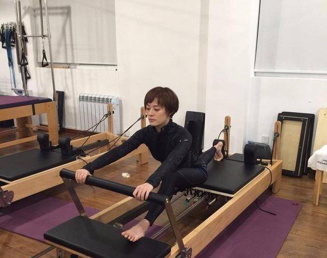 孙俪秀"飞天"健身照,女儿陪她一起运动,邓超羡慕p