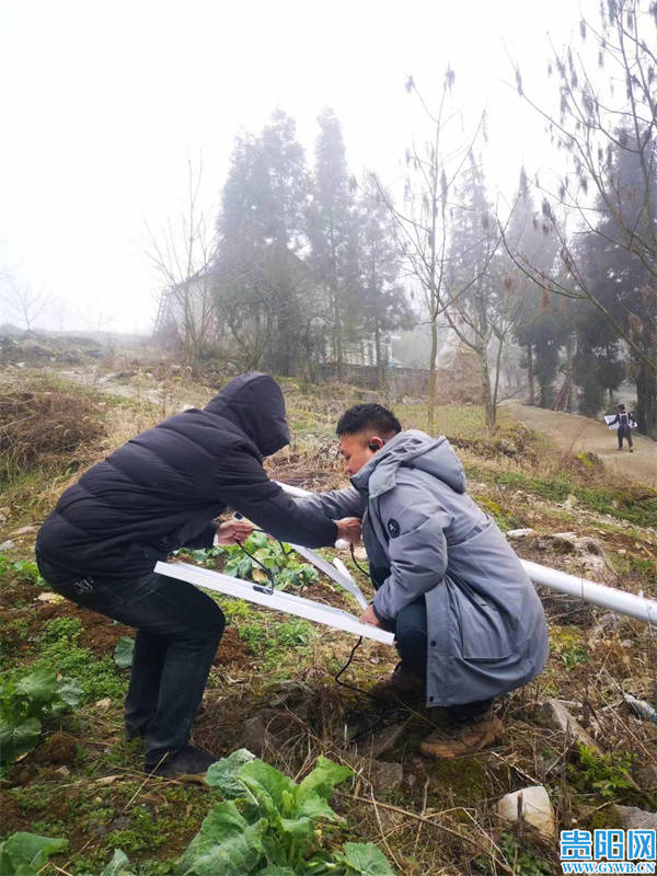 绩溪区城市亮化工程|“照亮”幸福生活！开阳县杠寨村400套太阳能路灯安装完毕