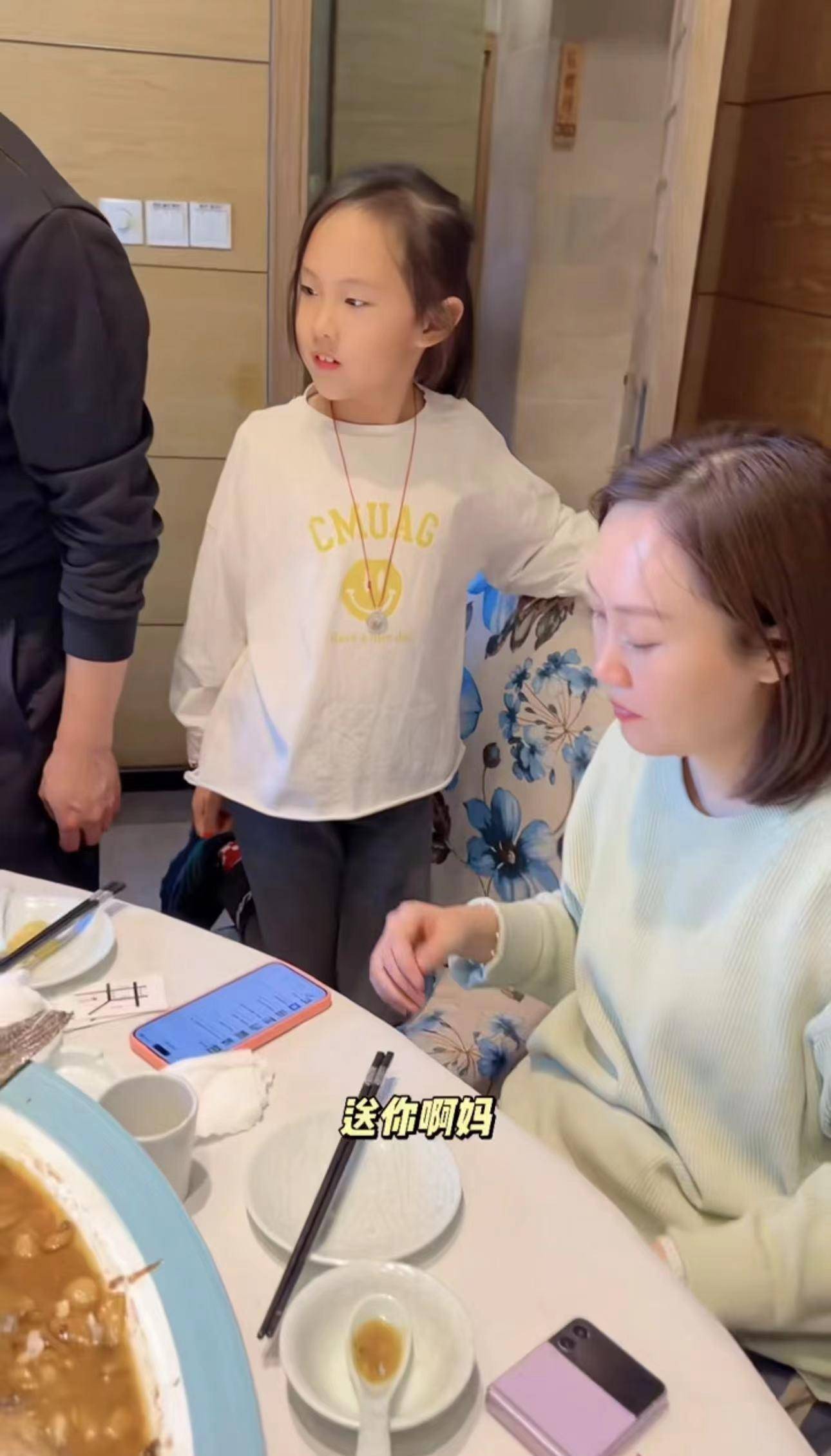 2月4日,央视知名主持人杨帆的老婆李枫分享了一段视频,晒出一家人为