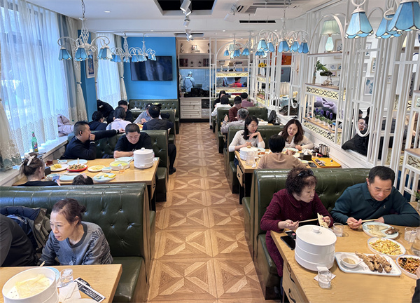 在老昌春饼,一手卷饼等多家春饼店内,所有的餐桌都坐满了人,服务人员