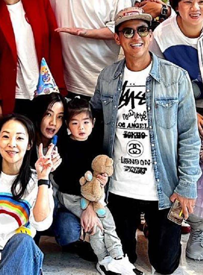 2岁女儿像爷爷柯受良,骑爸爸脖子撒欢太温馨_朵拉_肩膀_朋友家