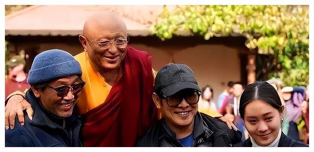 李连杰携妻女礼佛缓解女儿抑郁症,利智忧心忡忡,深感