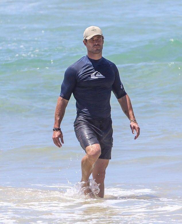 "雷神"和家人海中玩耍,46岁爱妻惹眼,紧致的小短腿肌肉满满_埃尔莎