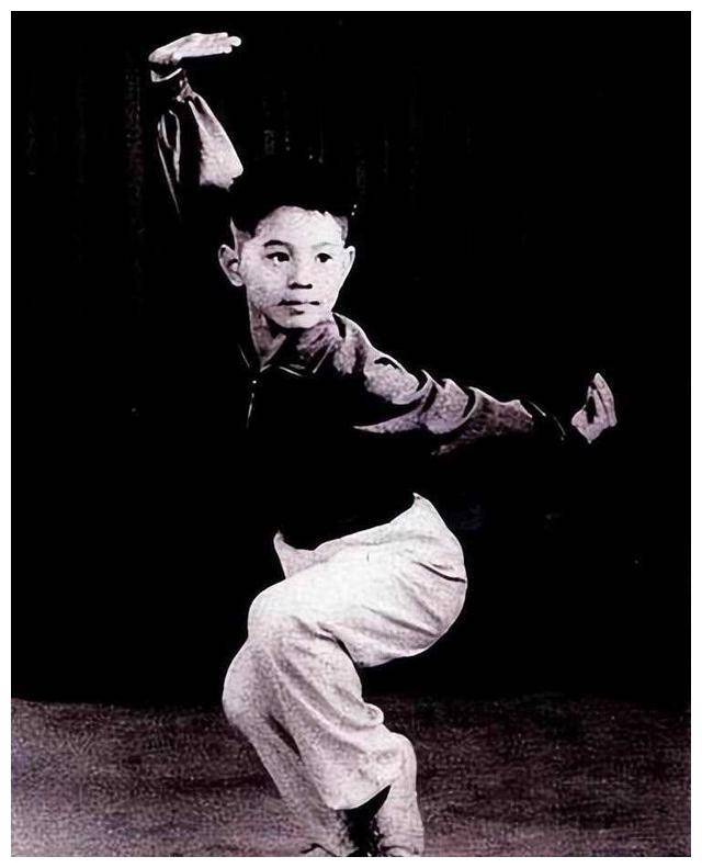 李连杰60岁近照曝光!陪同妻女现身寺院,容貌变化大到不可思议!