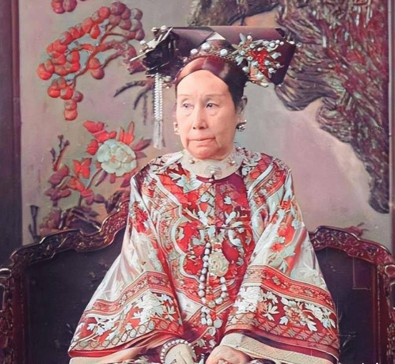 慈禧太后的旧照片,被美国博物馆珍藏至今,这才是她的真实容貌_咸丰