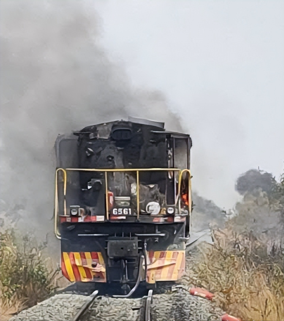 柬埔寨一运载燃料火车自燃,使用4车水救火!_大火_燃油_火灾