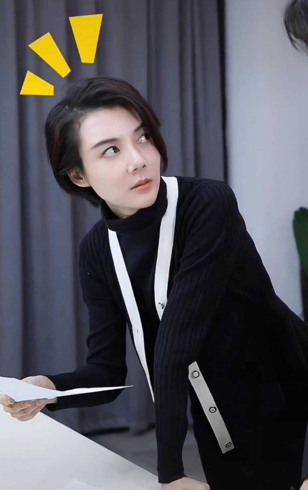 车晓越来越漂亮,穿黑色针织开衫优雅大气,骨子里的高级感_款式_西装