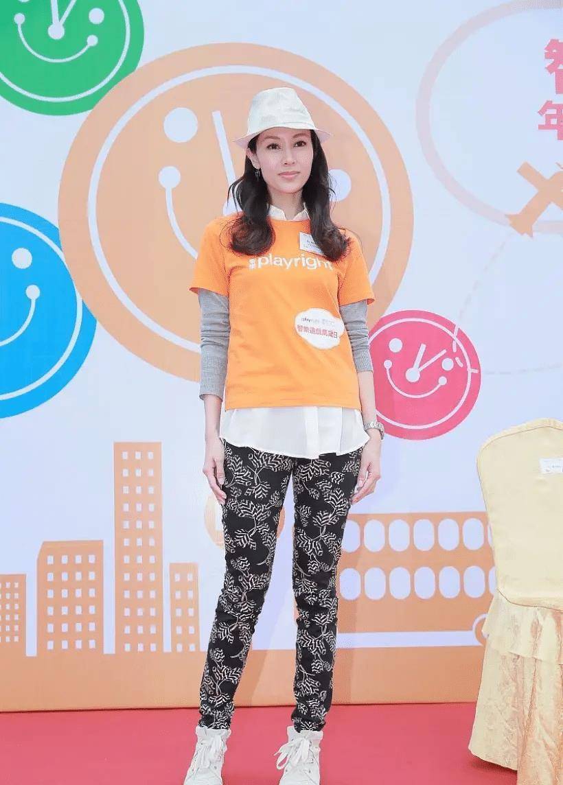 李嘉欣罕见"大胆"打扮,荧光黄西装直接配内衣,哪像是