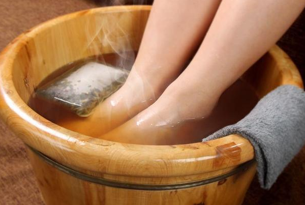泡脚对于延年益寿有帮助,老年人在泡脚的时候,以下4点