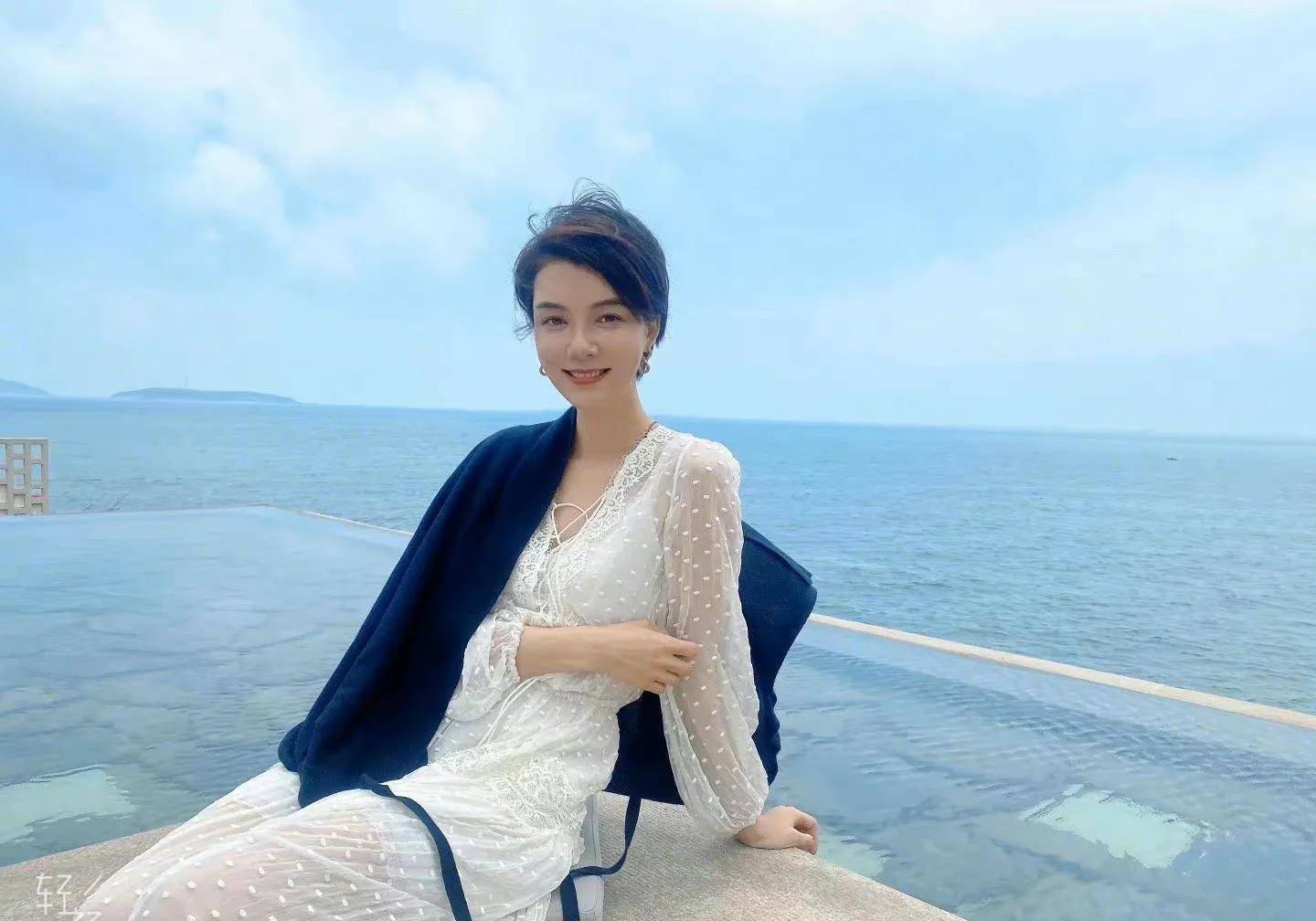 车晓40岁依旧靓丽,这样的身材保持的真好,电眼迷人,知性惑人_生活