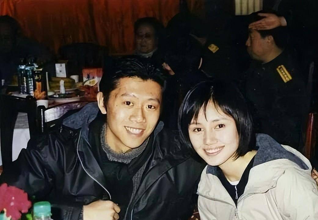 夏雨:结婚不邀请父亲,婚后与母亲明算账,妻子袁泉为他