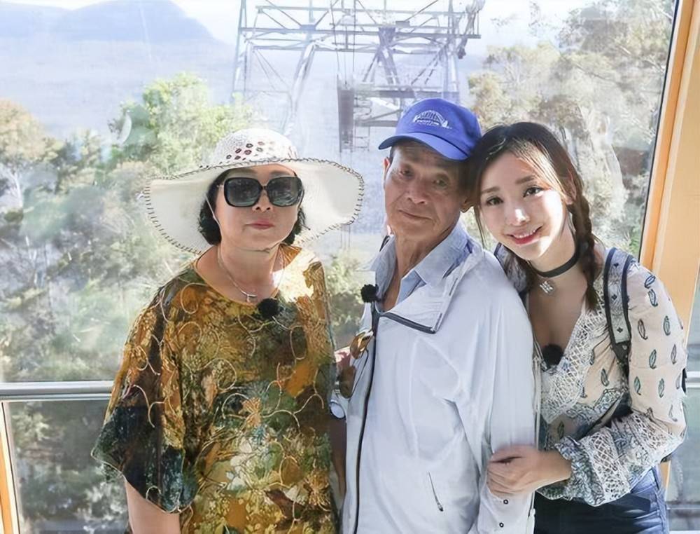 靠胸上位的柳岩:性感背后尽是悲伤,落在她肩头的雪人们看不见_陈凯歌