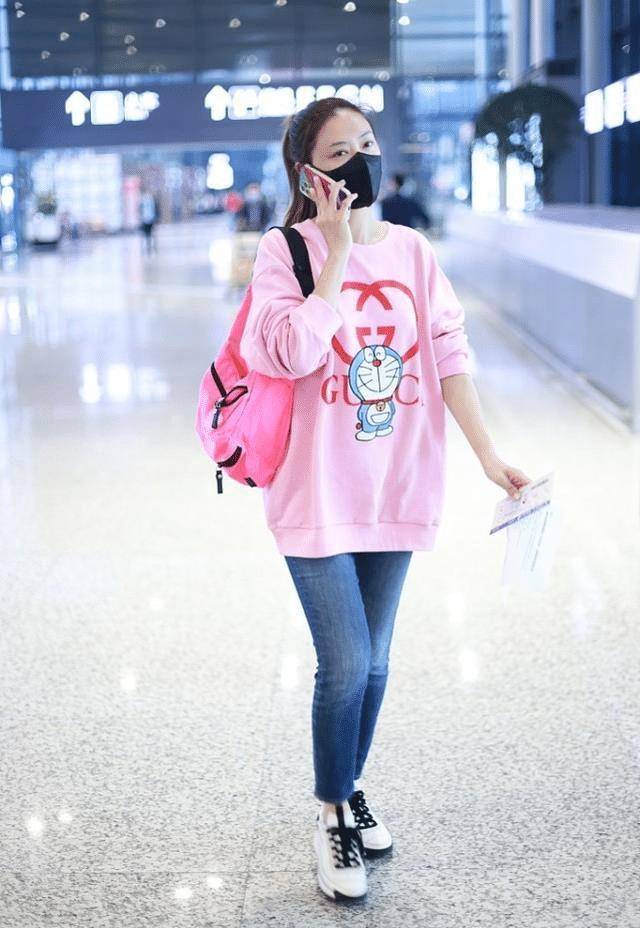 38岁的应采儿真会穿,一身黑色搭配彩色t恤,洋气不说还很高级_方式