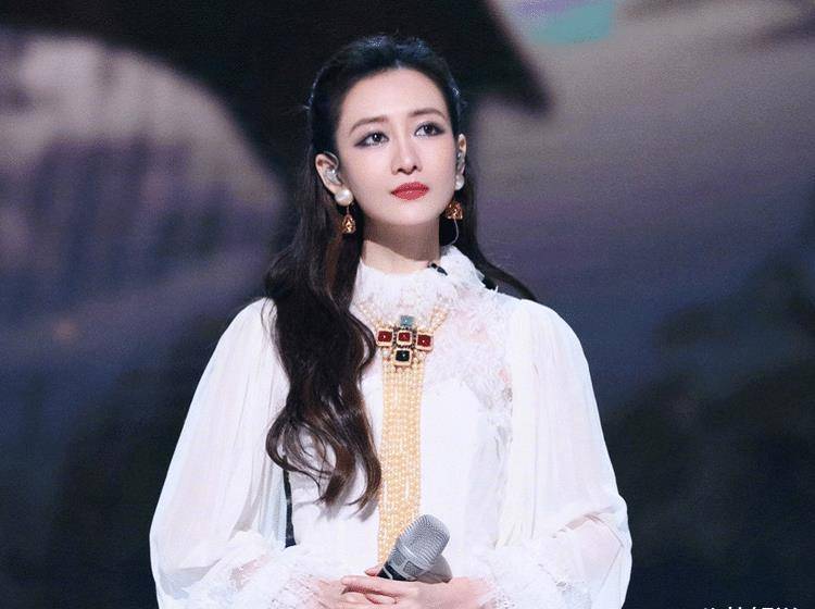 王鸥回应缺席《明侦6》录制,与金晨同样是轧戏,差别也太大了!