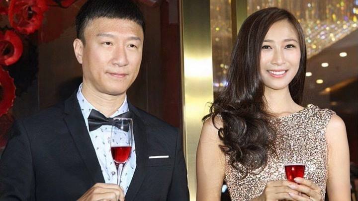 孙红雷罕见和小15岁娇妻合体,王骏迪穿薄纱裙高贵又窈窕,"大饼脸_裙子