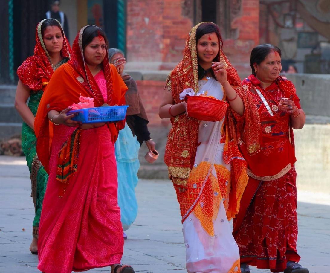 尼泊尔美女远嫁中国4年,回娘家父母不敢相信:这还是我女儿吗?