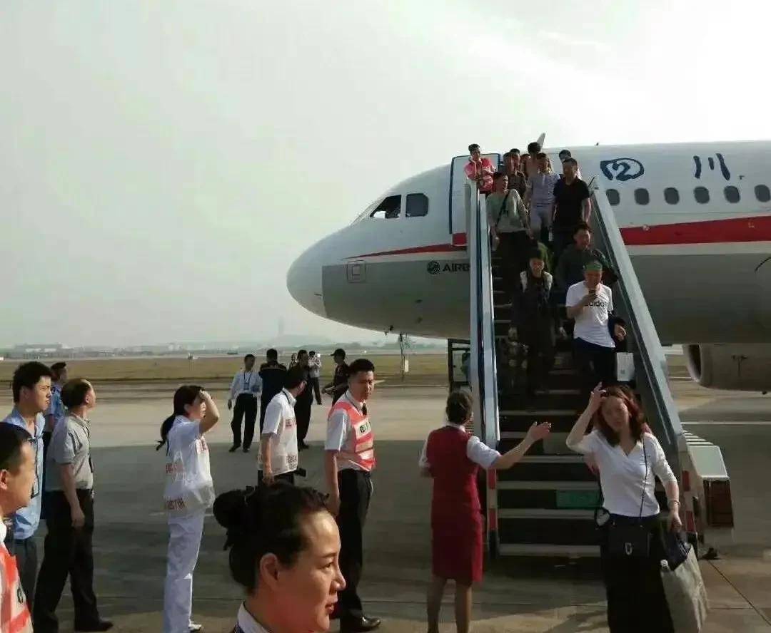 川航8633事件后,副驾驶治疗期间,与女航医恋爱,2022年举办婚礼_徐瑞辰