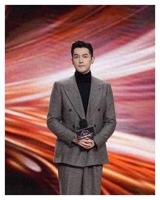 胡歌身高差萌携妻外出购物,呼吁平凡幸福!_生活_低调_明星