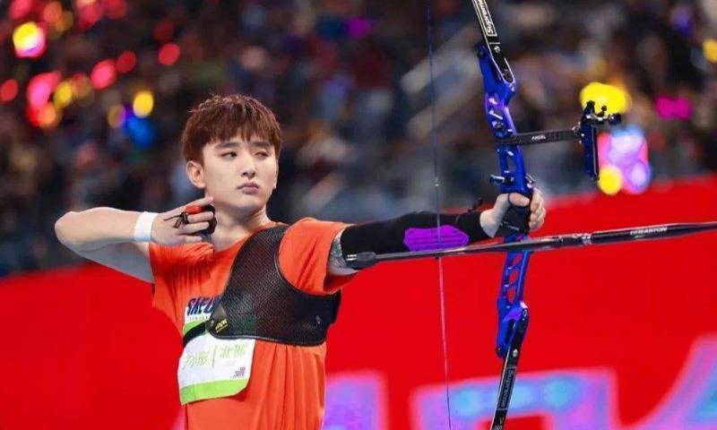 于小彤新剧一人分饰两个角色,曾出演贾宝玉被批评演技