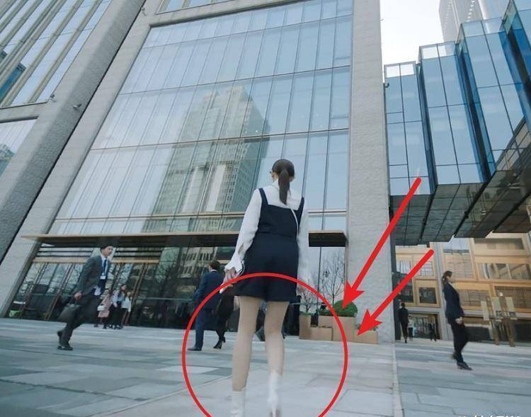 只听过怼脸拍没听过怼脚拍,吴谨言在新剧中的镜头,腿是认真的?