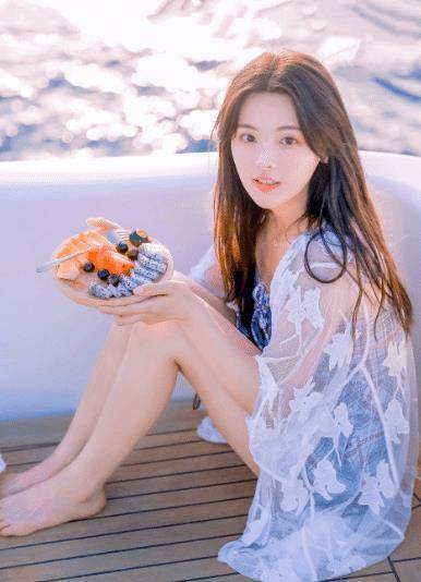 杨超越真的是被说怕了,被粉丝数落长胖了之后,连拍照都抱着水果_时候