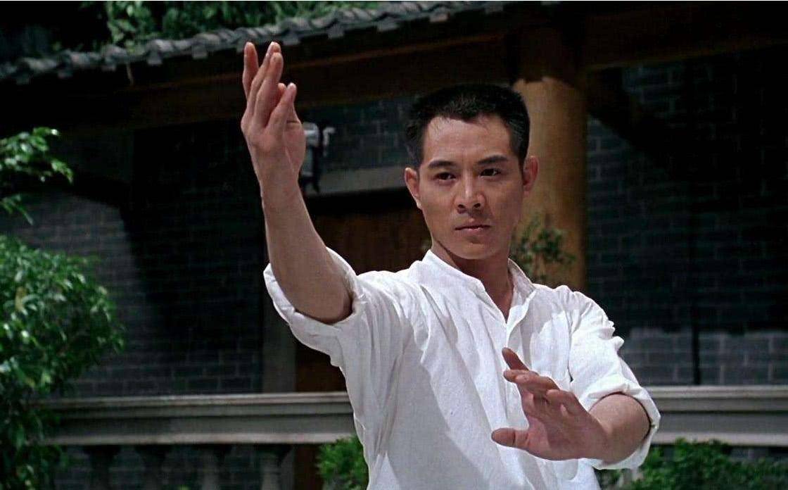 有人分析,李连杰年轻时所经历的种种磨难和伤痛,对他的职业生涯产生了