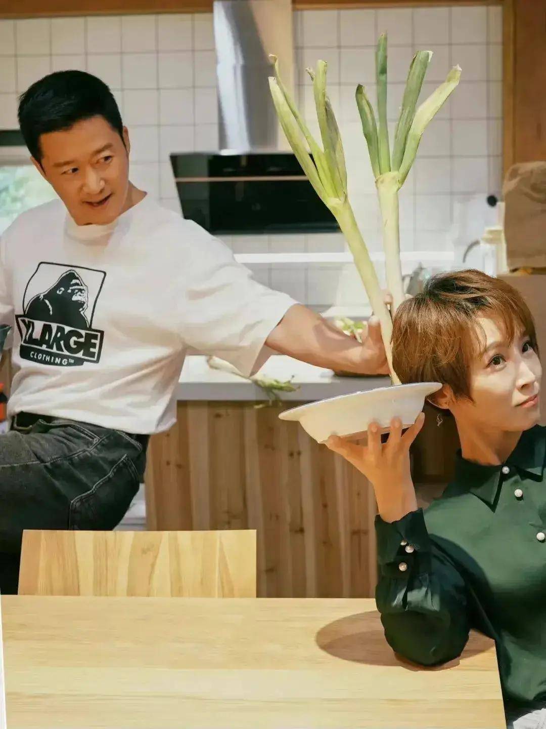 10年前,谢楠嫁给大自己9岁的吴京,并给他生个儿子,她?