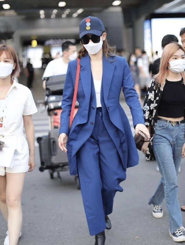 戚薇才是真正的时髦精,穿斗篷大衣配鸭嘴帽,"韩范"十足